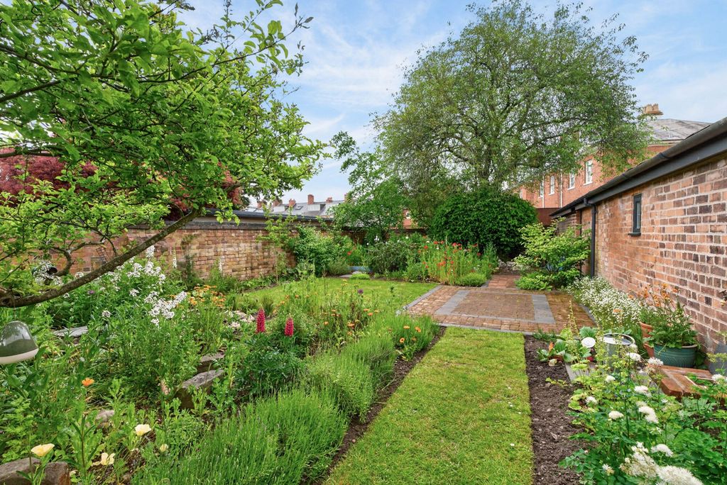 Property photo 2 of 33