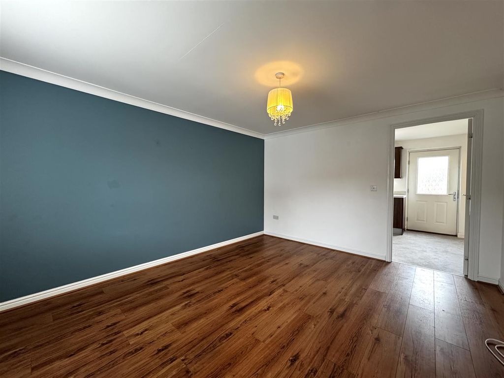 Property photo 3 of 16 Lounge
