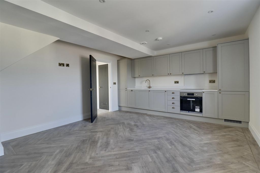 Property photo 2 of 11 Bf8A040D-Bd62-4F3C-9Ed3-24E6Afc916Cb_1_201_A.Jpeg