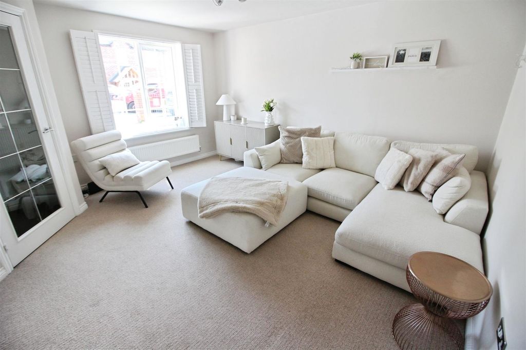 Property photo 2 of 23 Lounge