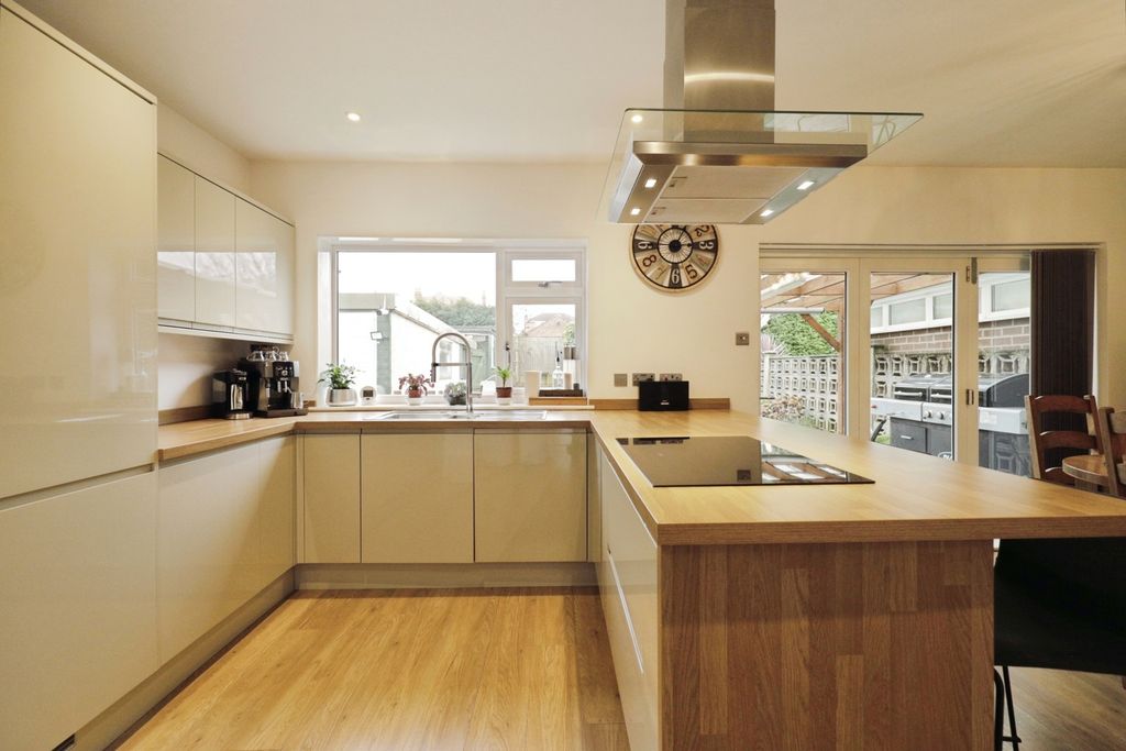 Property photo 3 of 15 Kitchen (2)