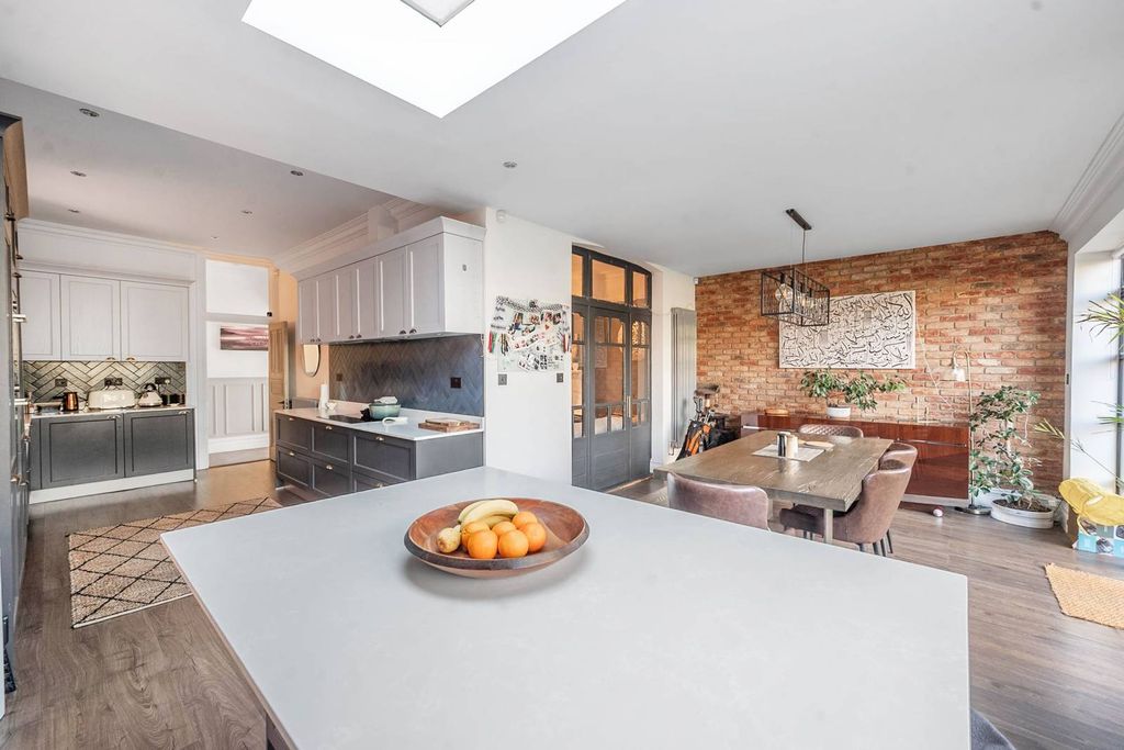 Property photo 3 of 21