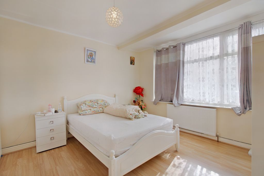 Property photo 3 of 20 8546063-Interior01-800