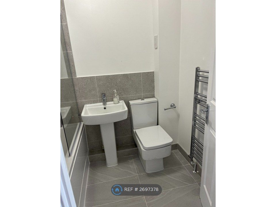 Property photo 3 of 9 Bathroom