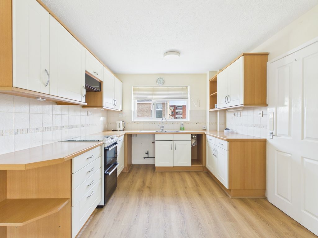 Property photo 2 of 17 Kitchen/Breakfast Room