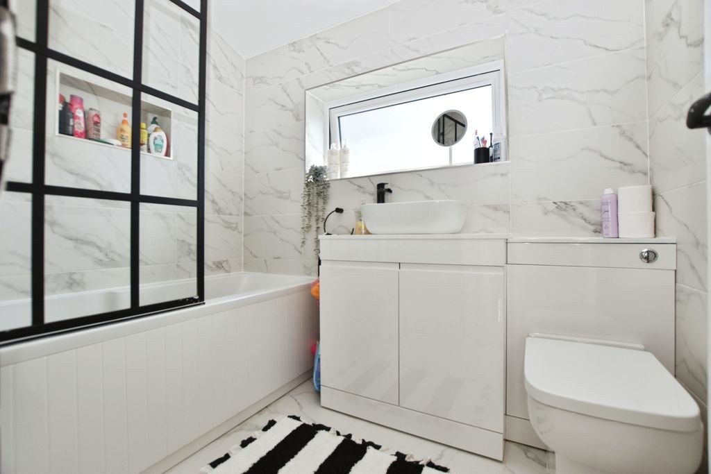 Property photo 1 of 12 Bathroom