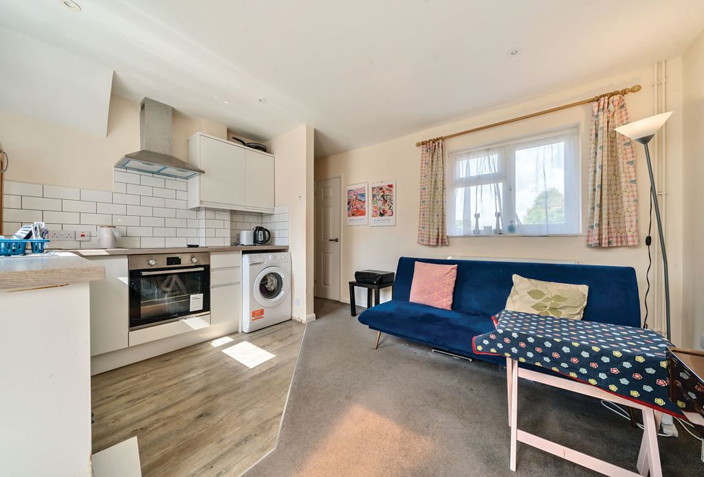Property photo 1 of 10 1296529-9-682Deb7...