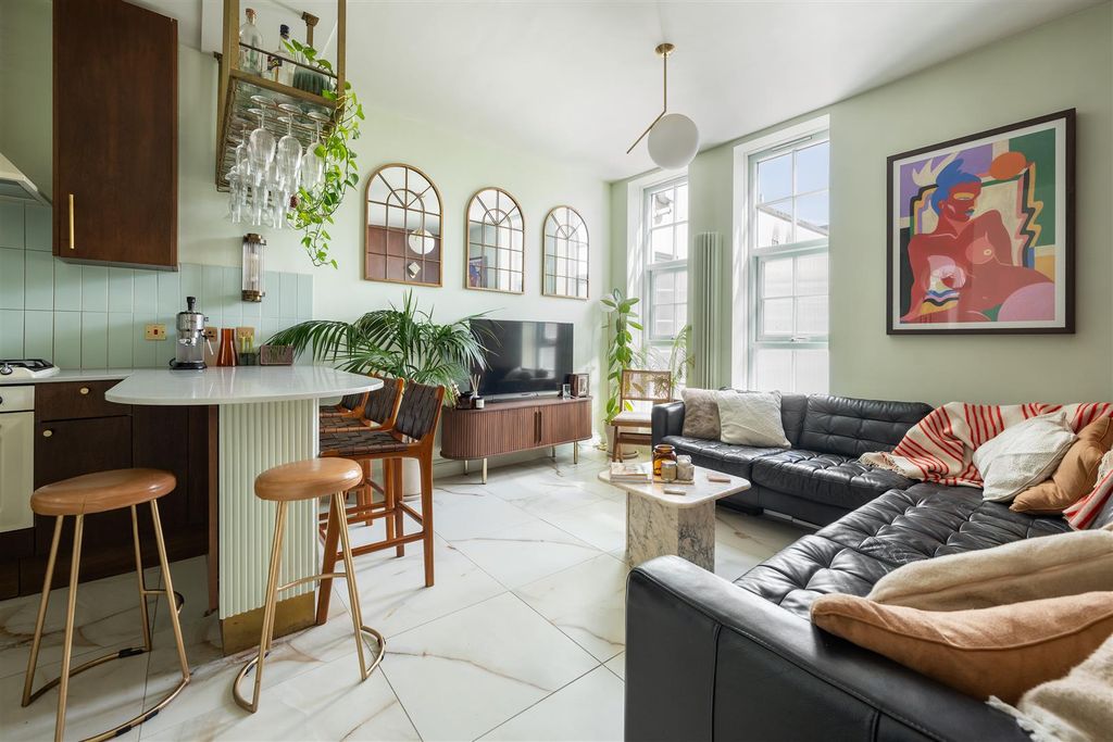 Property photo 1 of 39 Urswick Road, E9