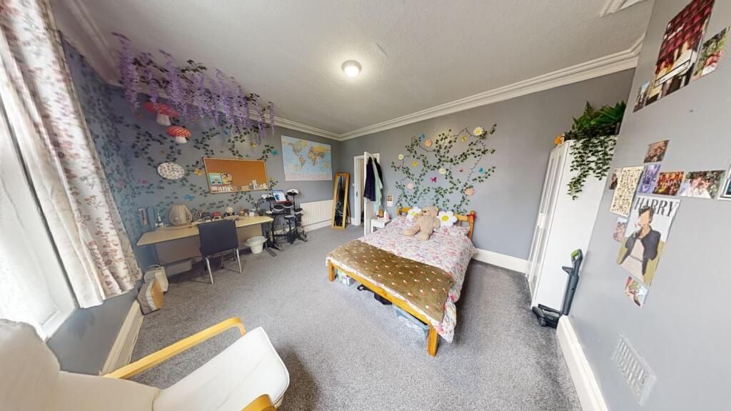 Property photo 1 of 10 A Bright And Spacious Master Bedroom Featuring A c...