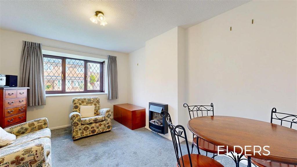 Property photo 3 of 11 Lounge