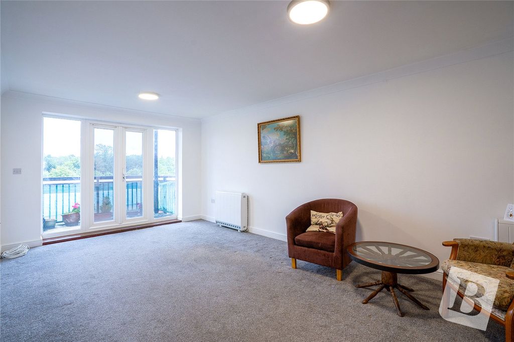 Property photo 3 of 11 Lounge