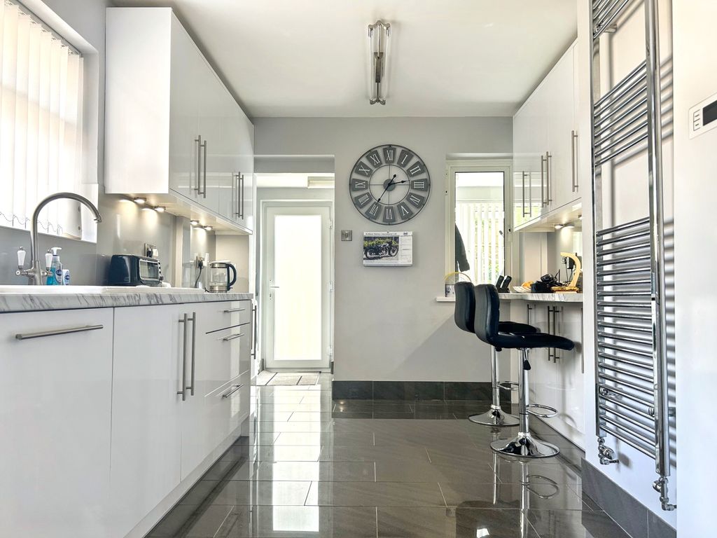 Property photo 3 of 18 Image00018