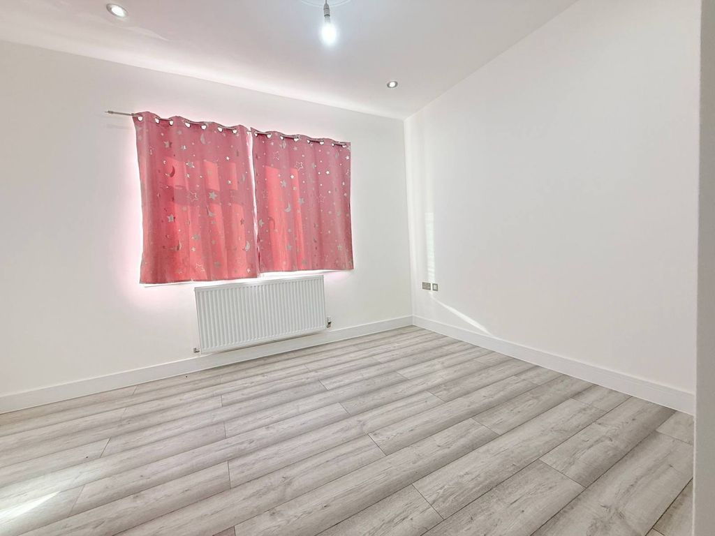 Property photo 1 of 12 Three Bedroom House With Two Toilet And Bathroom- Redbridge Station