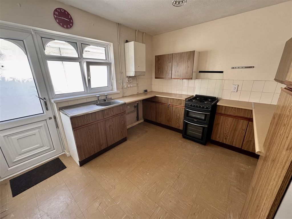Property photo 3 of 12 Kitchen
