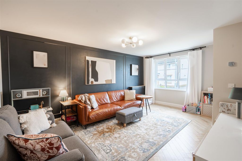 Property photo 2 of 19 Lounge.Jpg