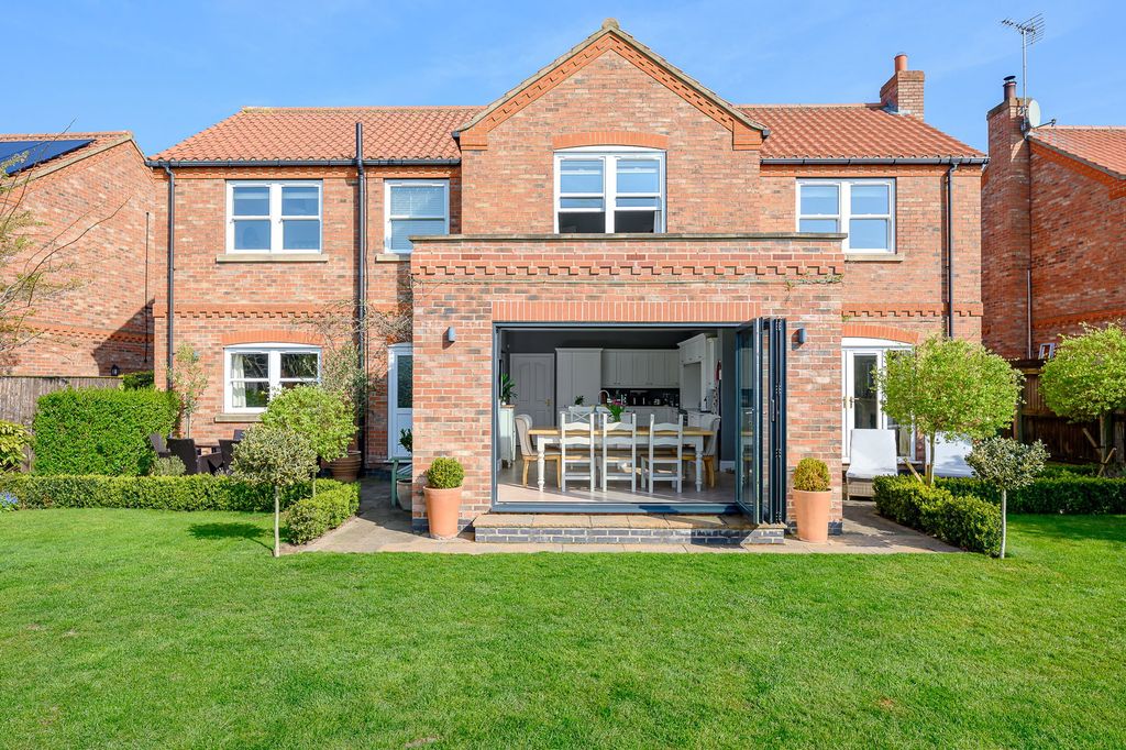 Property photo 1 of 32