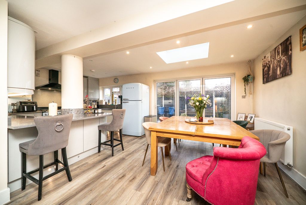 Property photo 2 of 19 Youngvic-1006