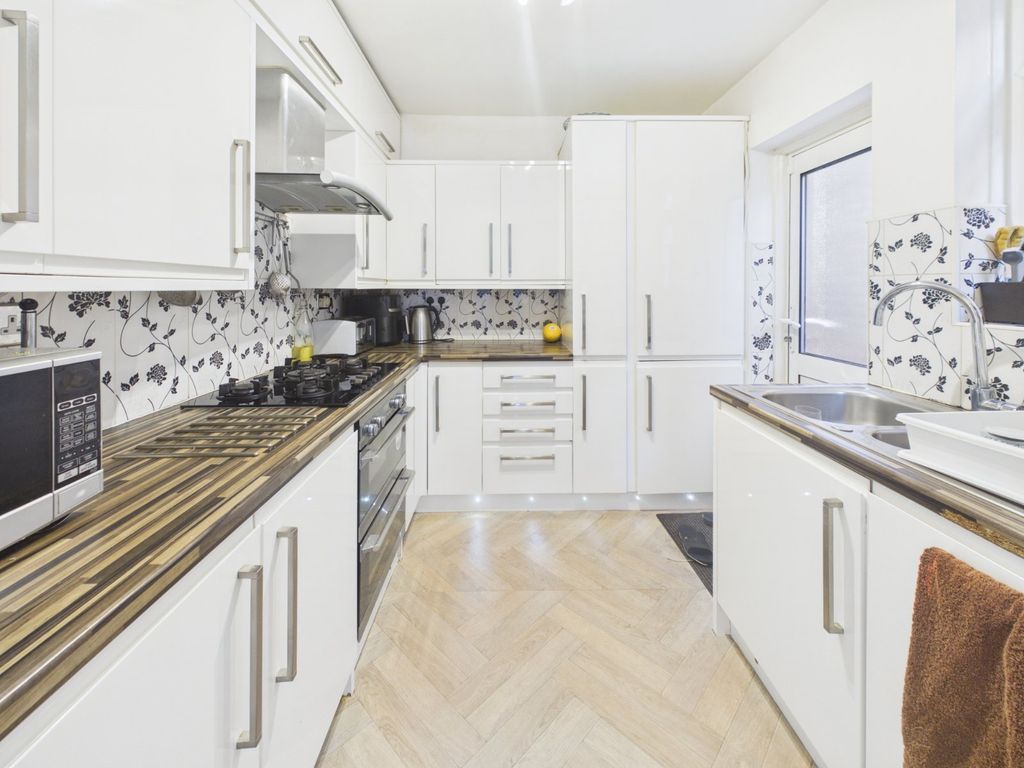 Property photo 3 of 19 Kitchen