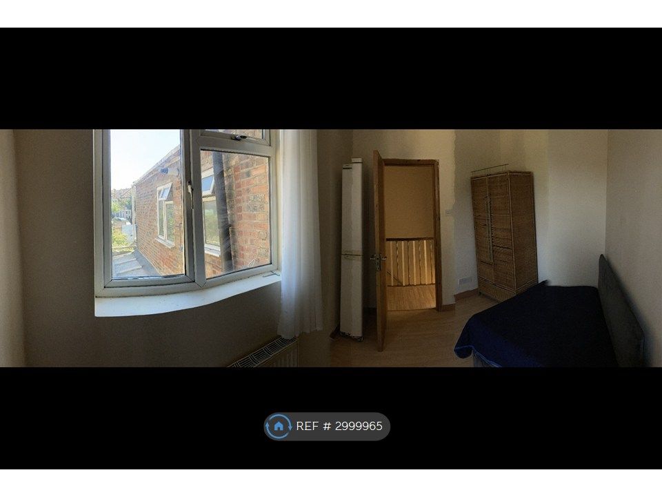 Property photo 3 of 10 Middle Room