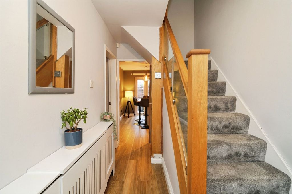 Property photo 3 of 20 Entrance Hall