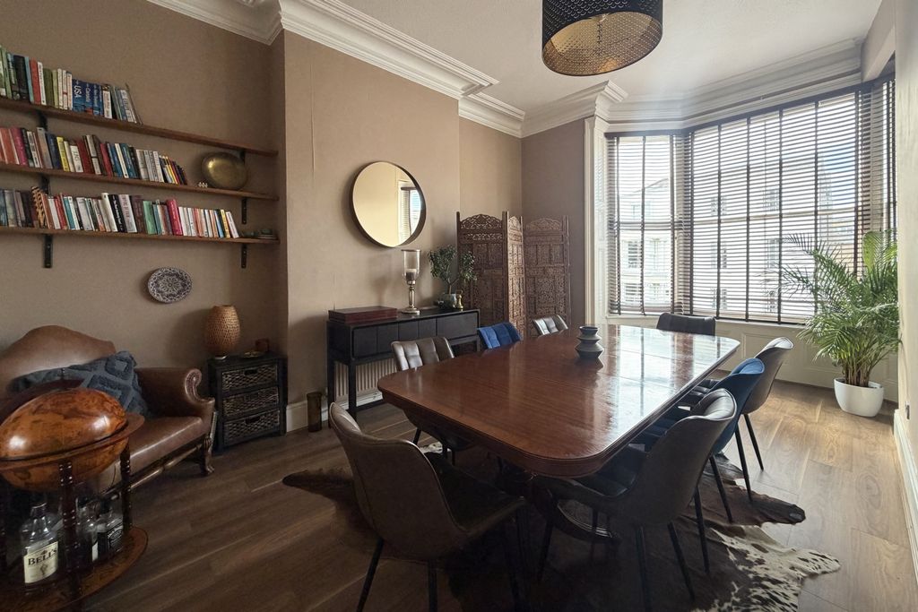 Property photo 3 of 9 Photo 8