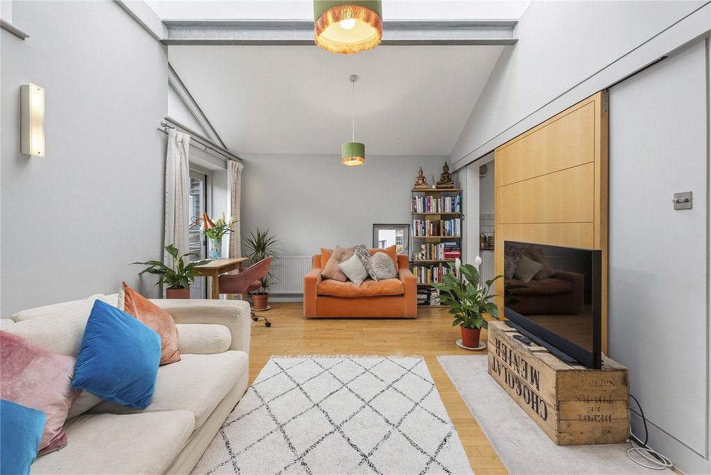 Property photo 3 of 20 18 Dublin Street Ln