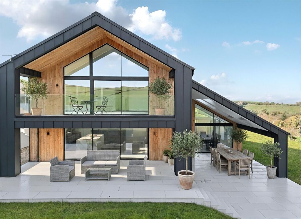 Property photo 1 of 20 External