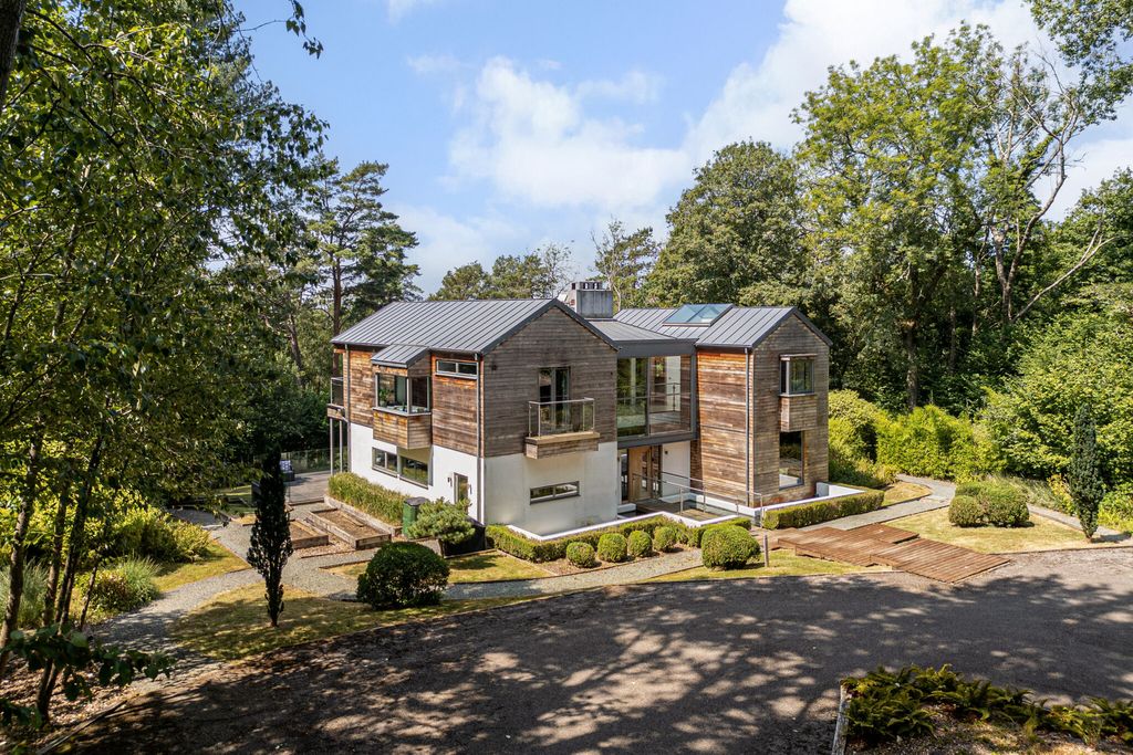 Property photo 1 of 32