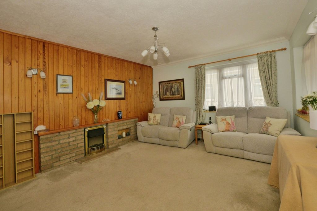 Property photo 3 of 17 Photo