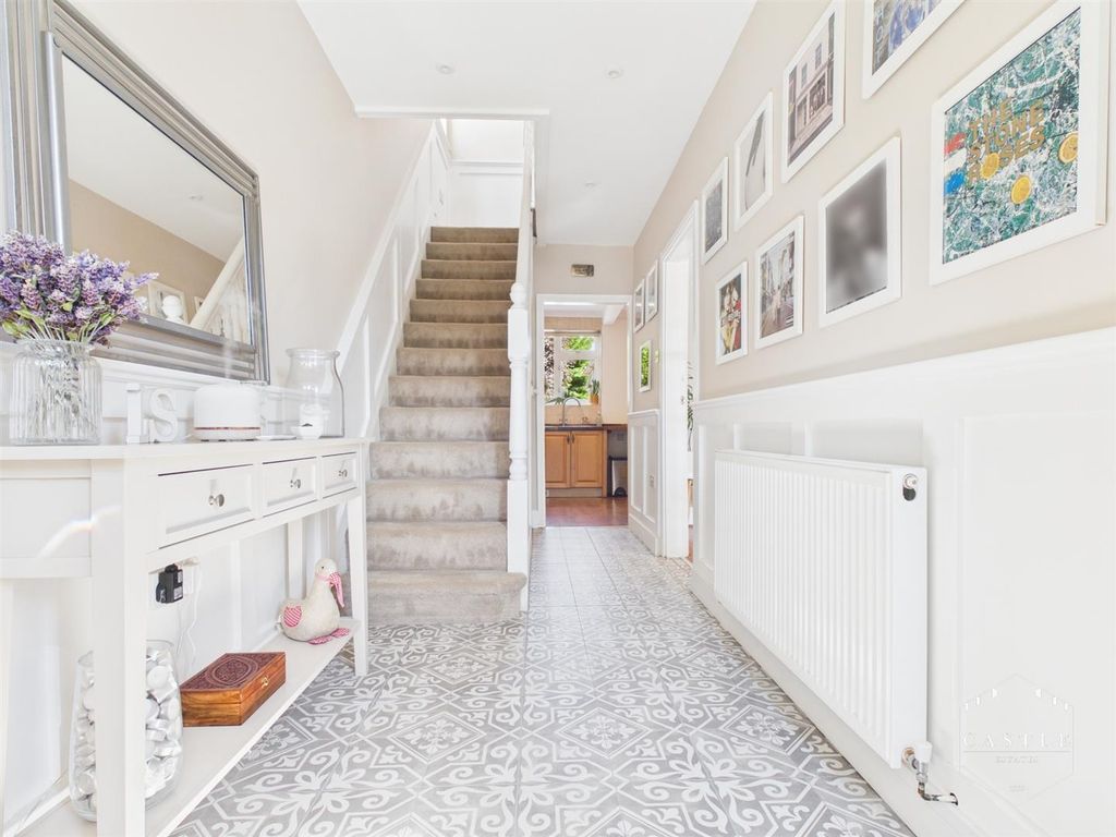 Property photo 3 of 21 Entrance Hall