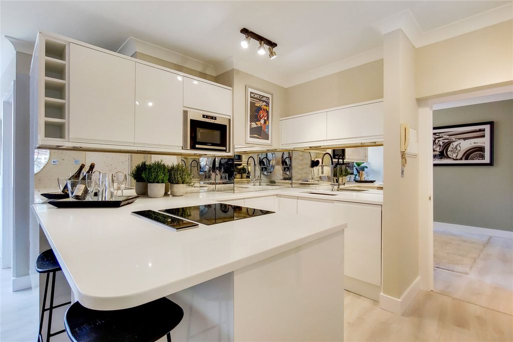 Property photo 3 of 10 Kitchen