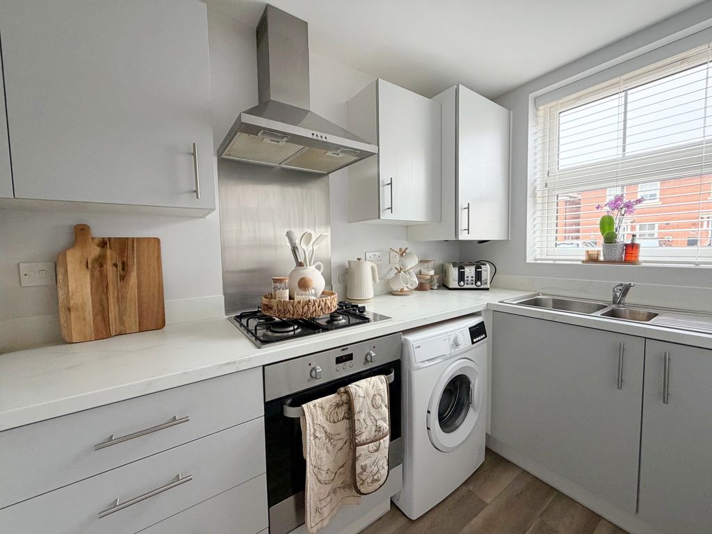 Property photo 3 of 10 Kitchen