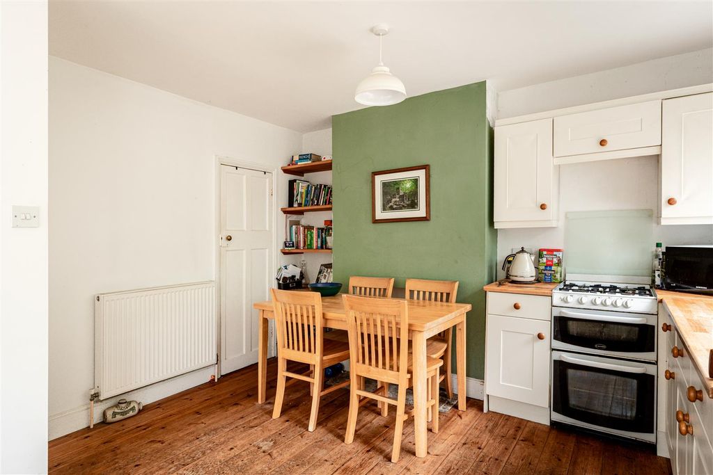 Property photo 3 of 14 3 Meadow Close-7.Jpg