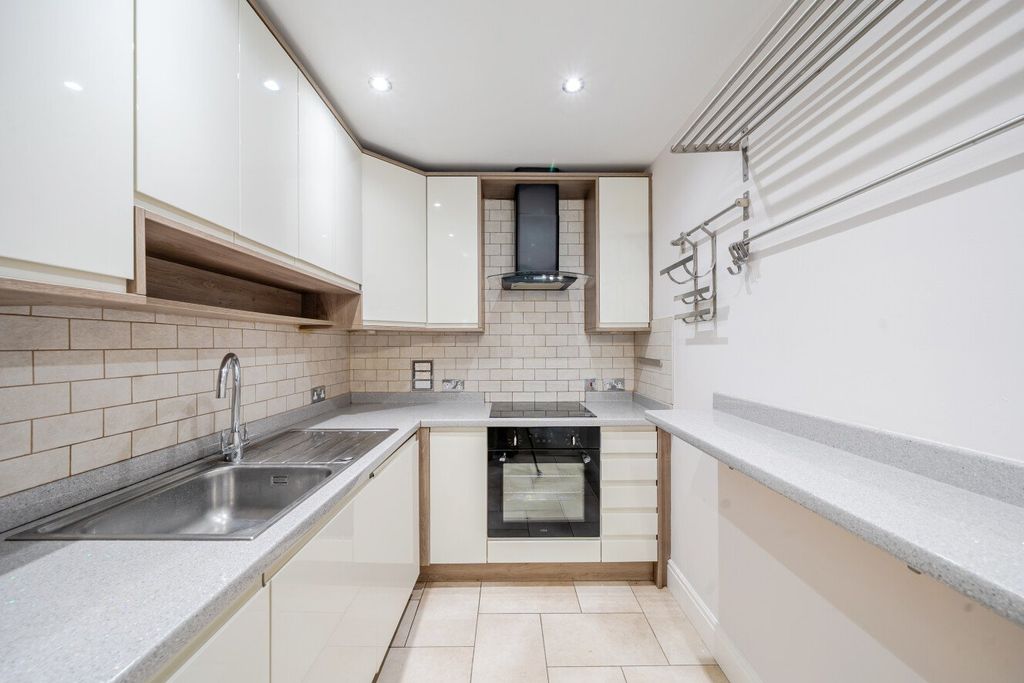 Property photo 2 of 16 Picture No. 24