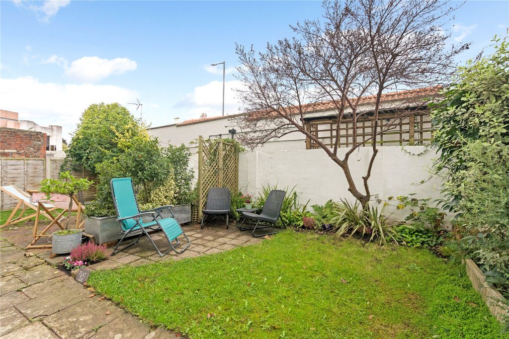 Property photo 2 of 11 Front Garden