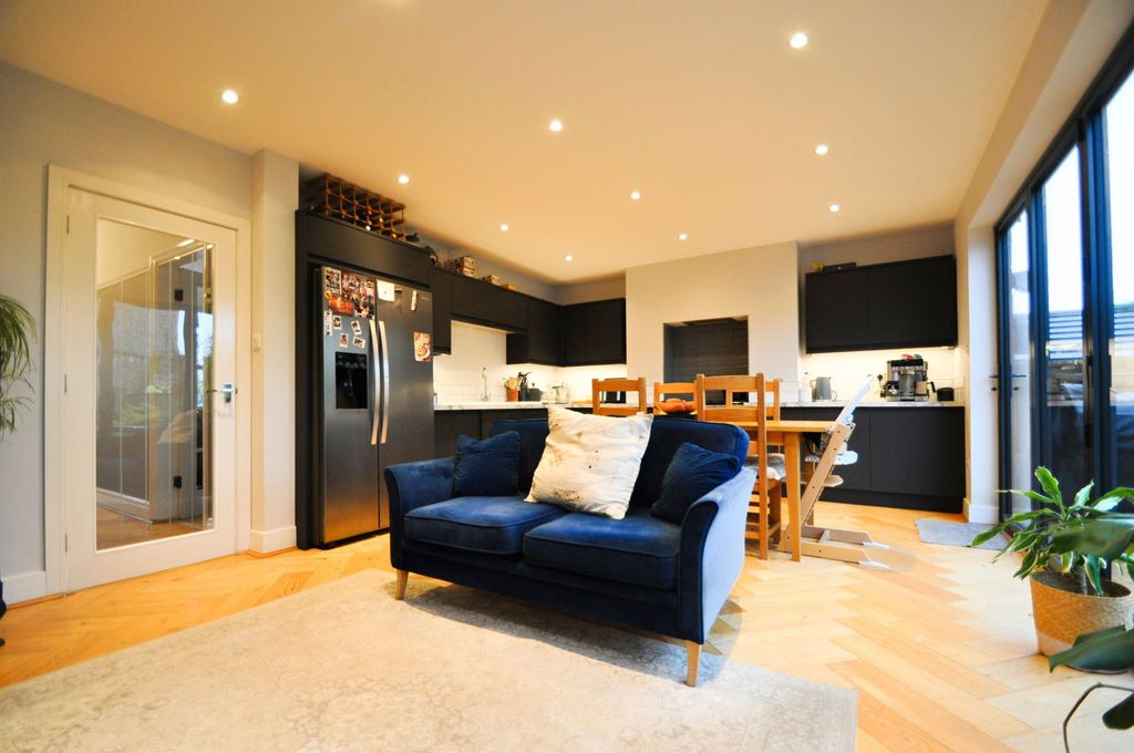 Property photo 3 of 38