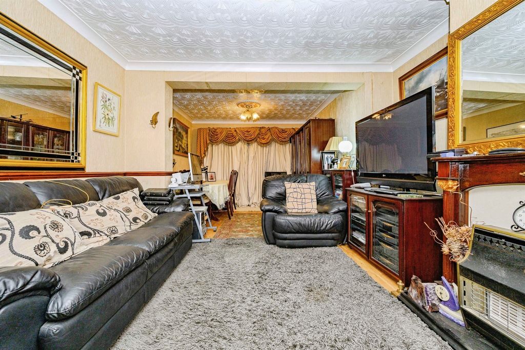 Property photo 2 of 11