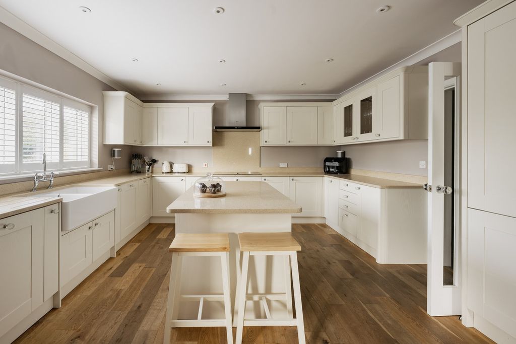 Property photo 3 of 28