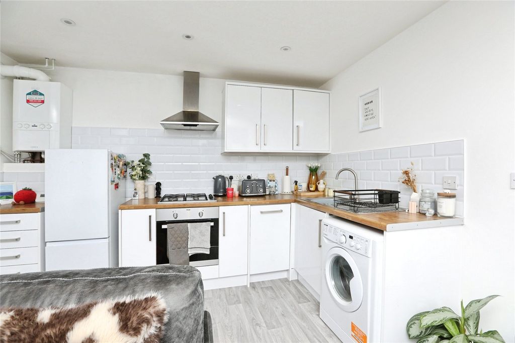 Property photo 3 of 11 Kitchen