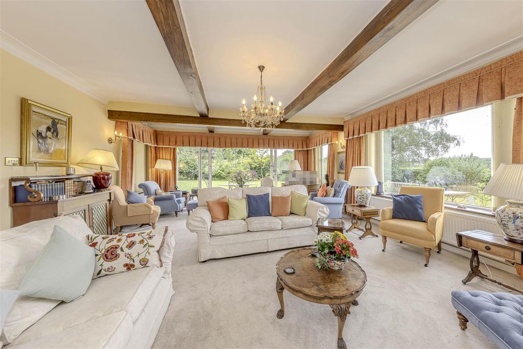 Property photo 3 of 47 Lounge