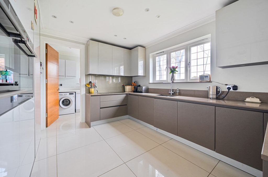 Property photo 2 of 31 Kitchen