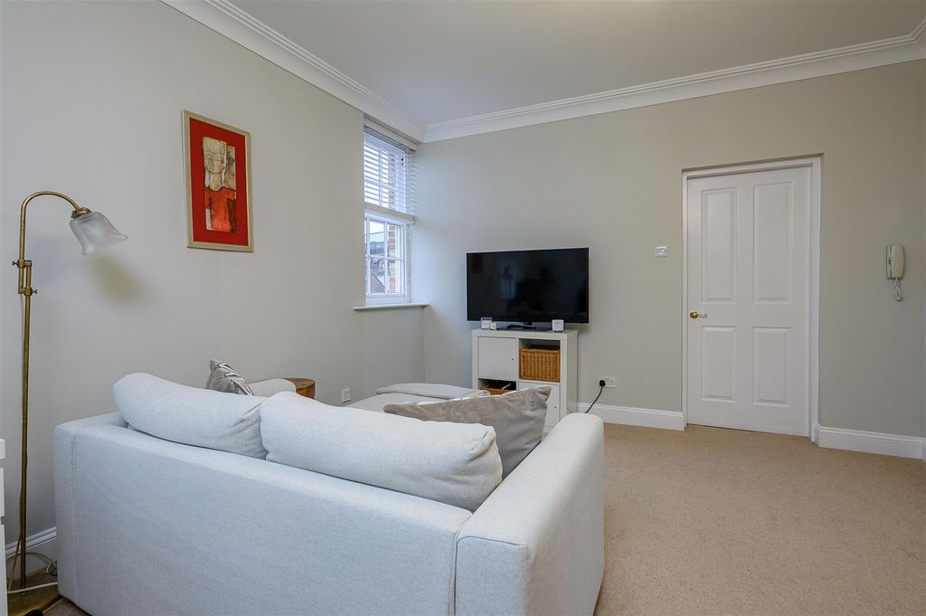 Property photo 3 of 11 Living Space