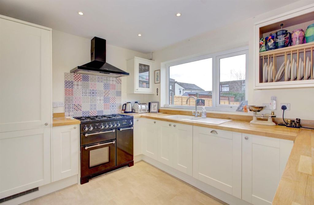 Property photo 3 of 21 27 Glebe Way..Jpg