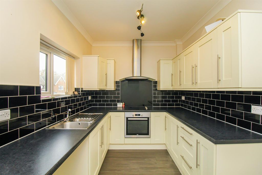 Property photo 3 of 8 Kitchen