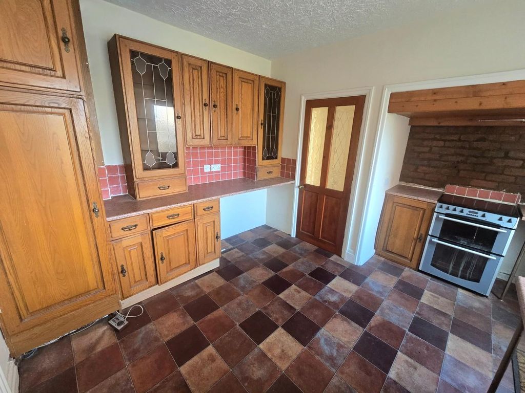 Property photo 3 of 11 Kitchen