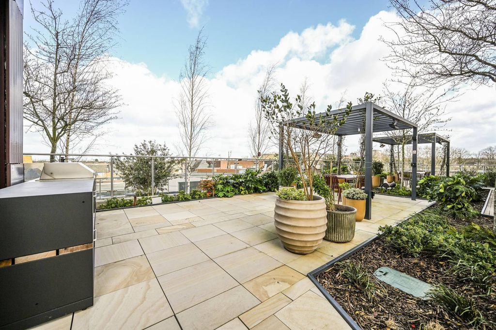 Property photo 2 of 25