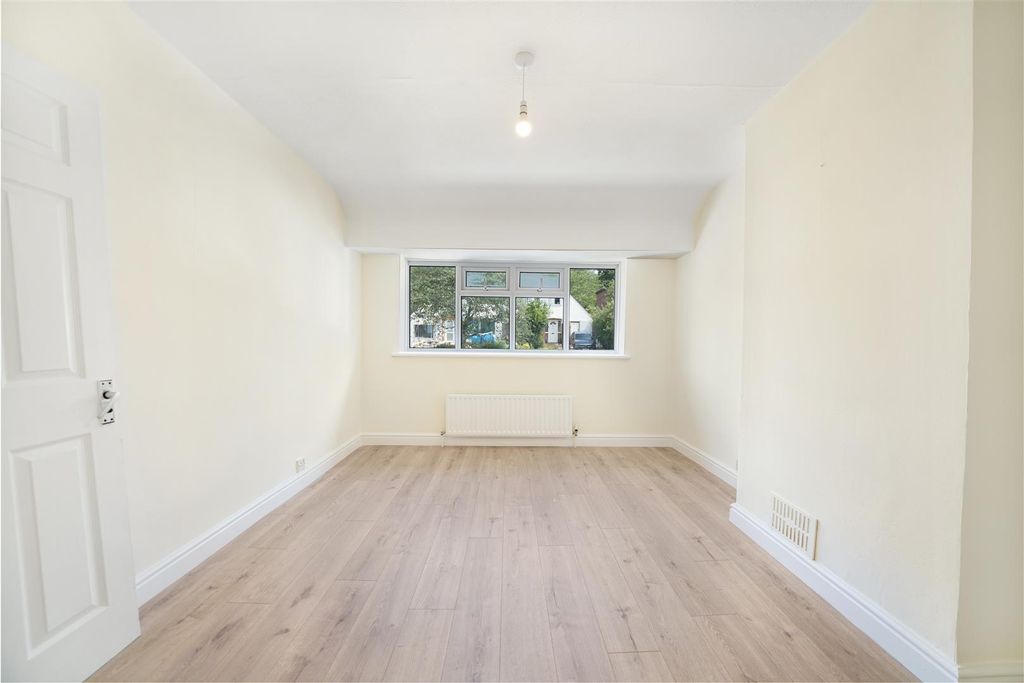 Property photo 3 of 13 63 Beverley Gardens - 8Ujrcq2T5Gajcestpe7G.Jpg