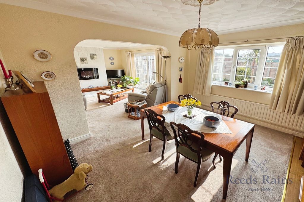 Property photo 3 of 19 Dining Room