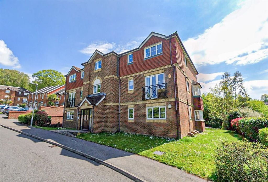 2 bed flat for saleCooden Ledge, St. Leonards-On-Sea TN38 photo 5
