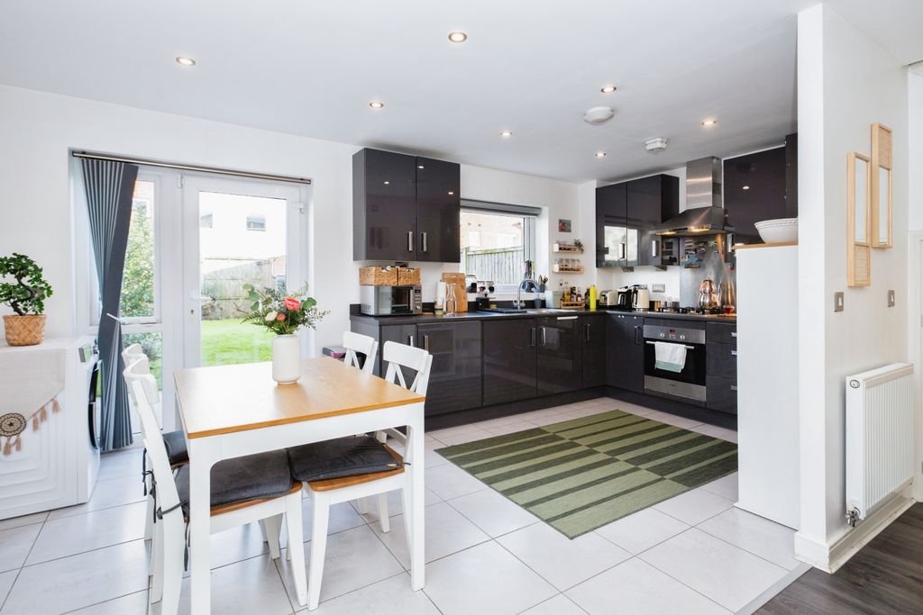 Property photo 3 of 15 Kitchen